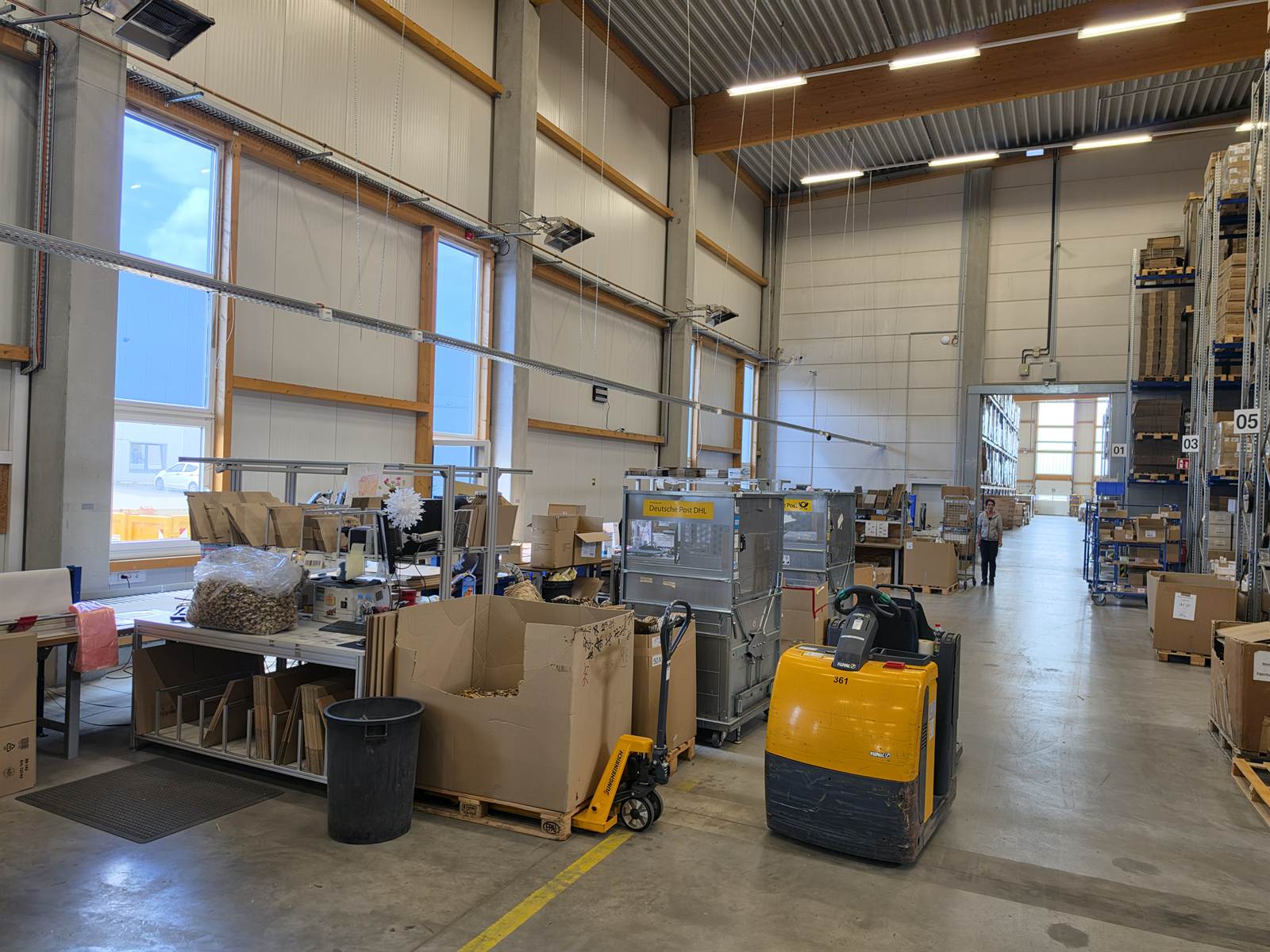 Arbeitsplatz in der Lagerhalle mit Kommissionier- und Packstation