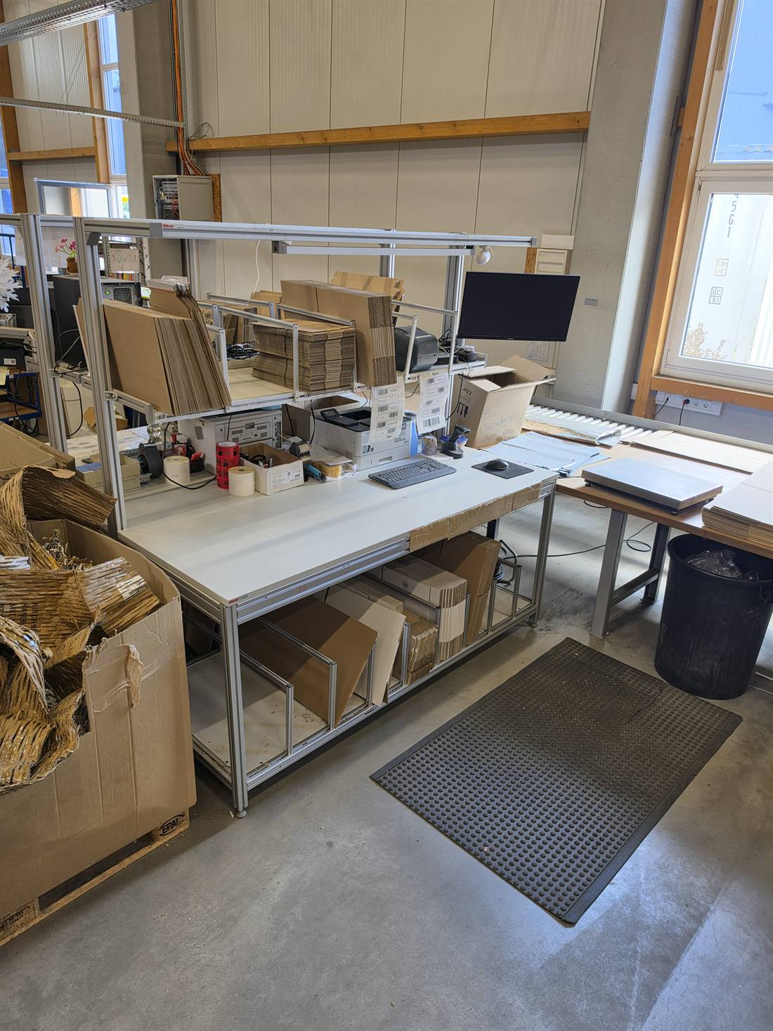 Packplatz mit Wiegeeinheit und Etikettendrucker