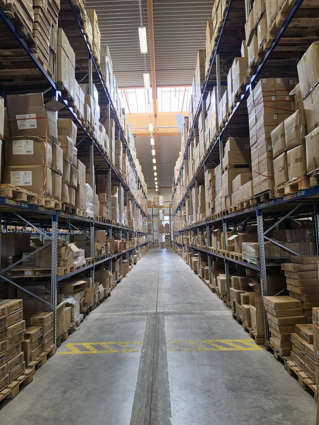Regalgasse mit Kartonware im Fulfillment-Lager
