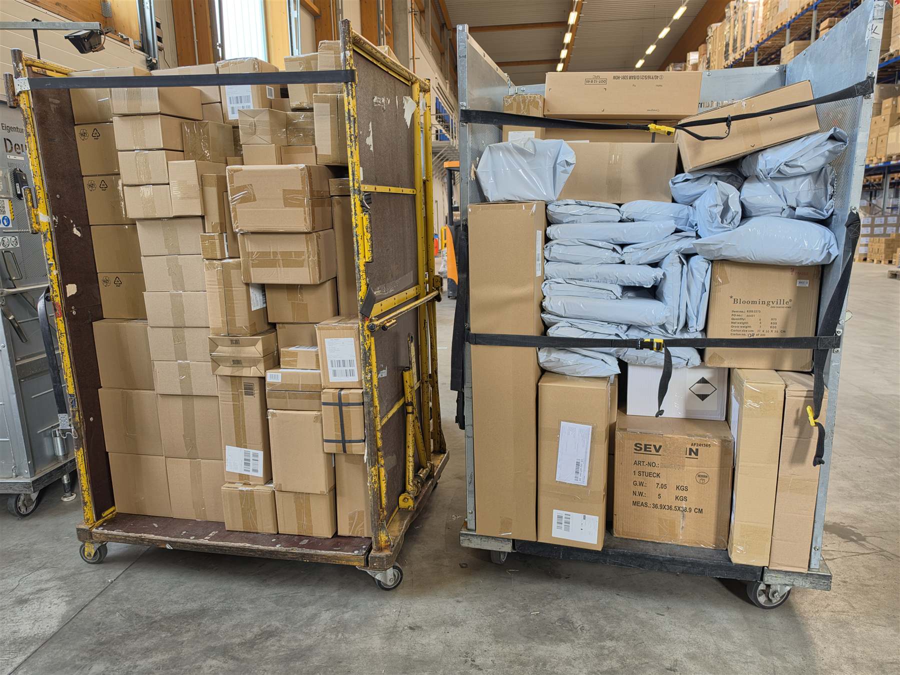 Versandfertige Rollcontainer mit Paketen bei Semmelhaack Fulfillment in Elmshorn