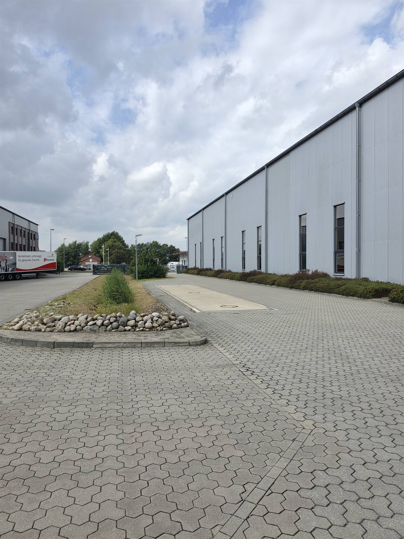 Die geeichte Fahrzeugwaage der Semmelhaack Logistik: Wiegeplatte im Hof neben der Halle