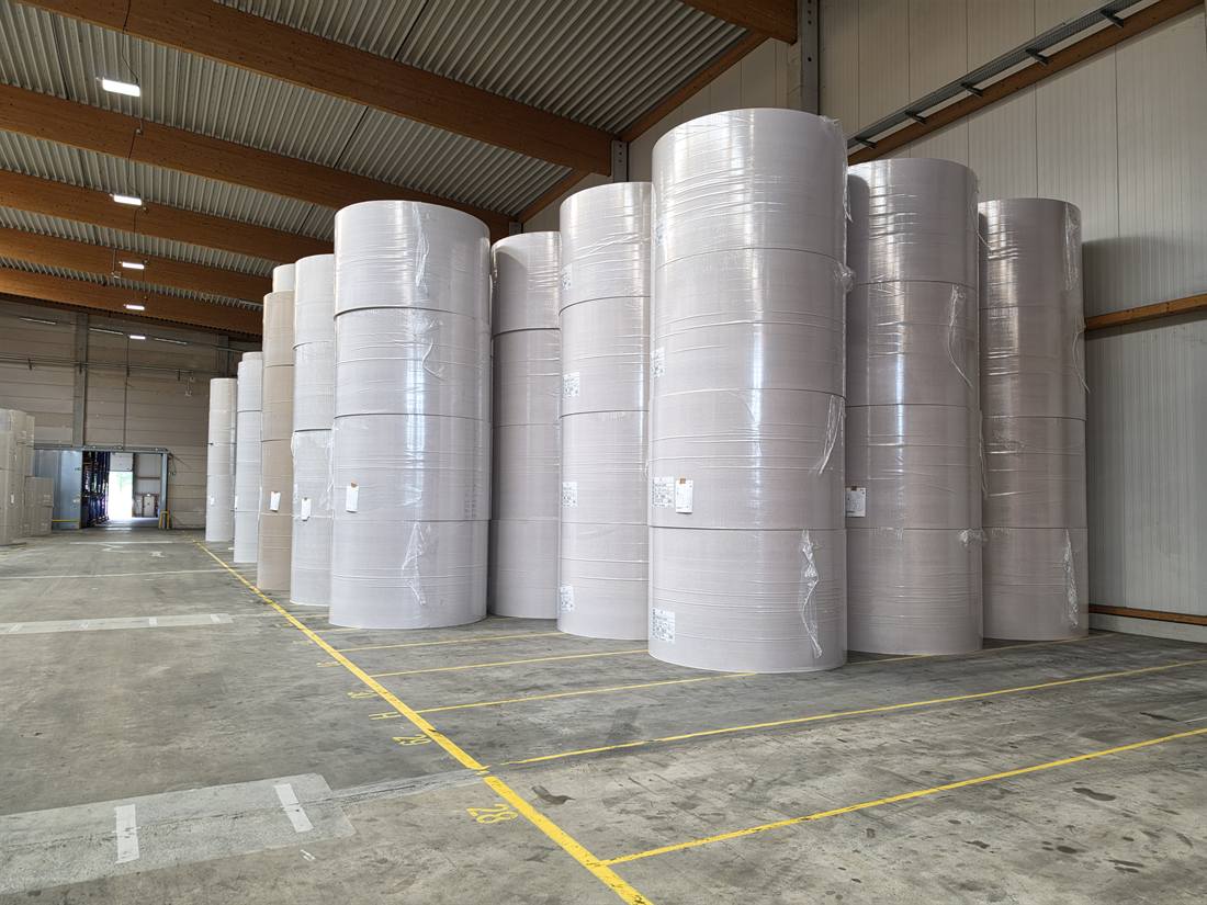 Papierrollen im Lager der Semmelhaack Logistik