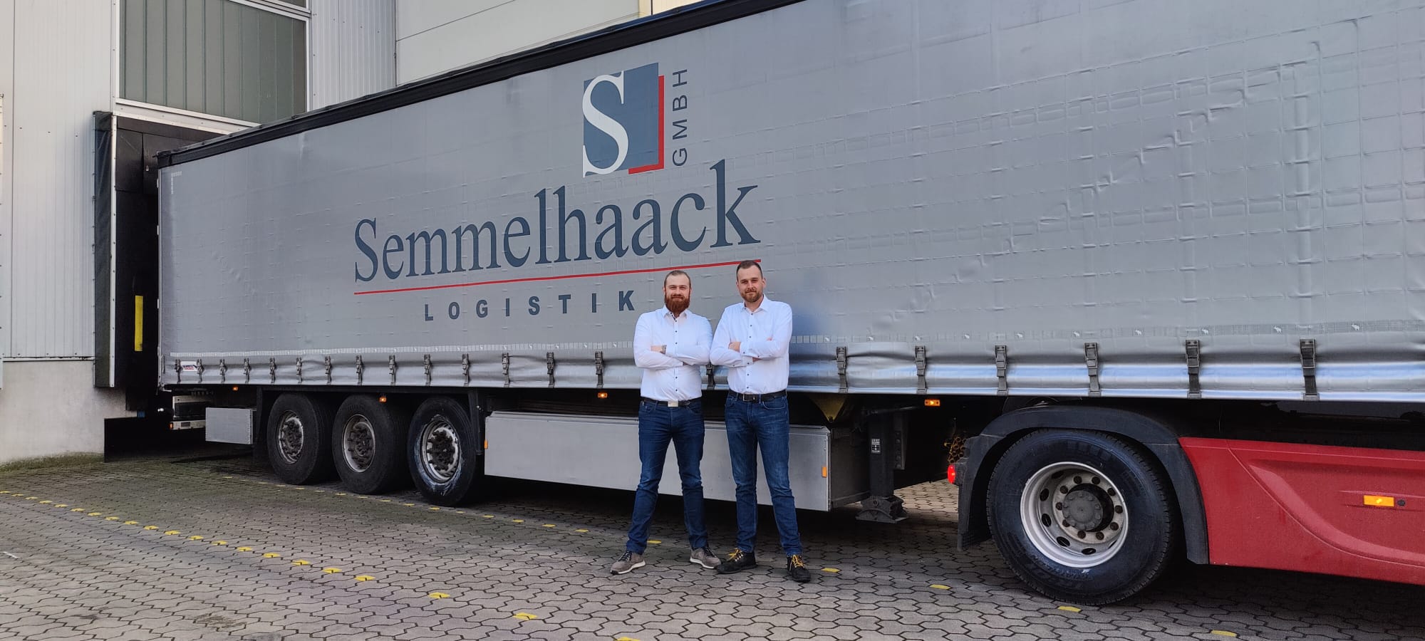 John und Malte Semmelhaack vor einem LKW der Semmelhaack Logistik